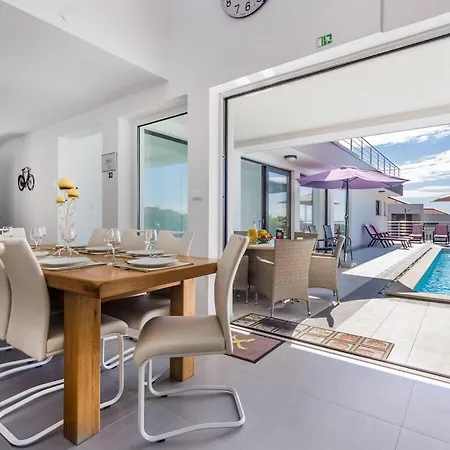 4 Bedrooms In Krnica Marčana