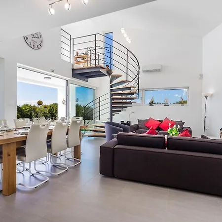 4 Bedrooms In Krnica Villa *