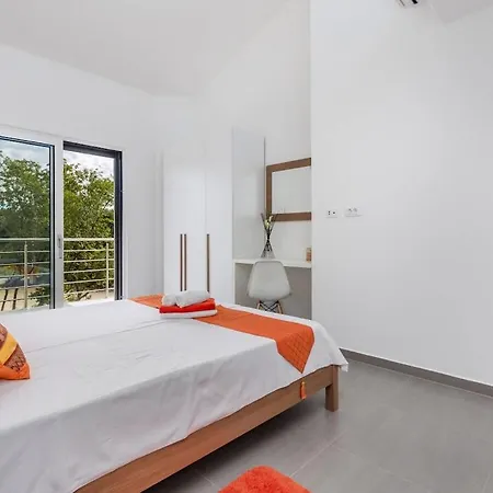 4 Bedrooms In Krnica Marčana