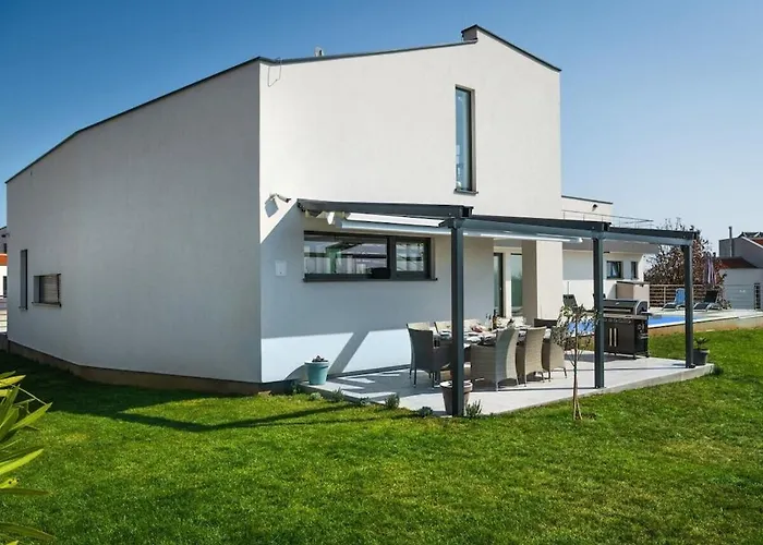 4 Bedrooms In Krnica Villa *