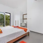 4 Bedrooms In Krnica Marčana
