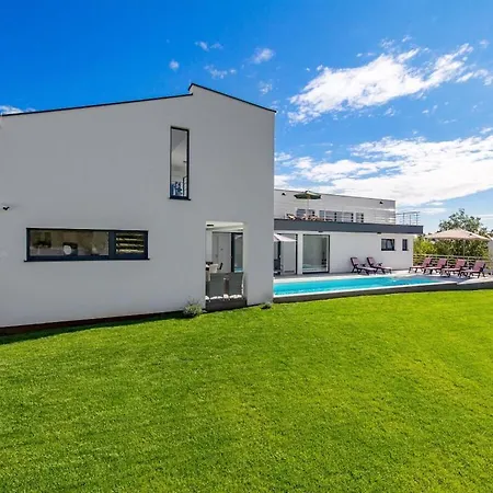 4 Bedrooms In Marčana