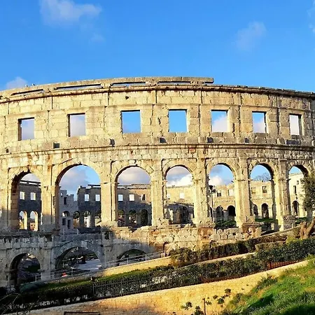 Villa 4 Bedrooms In Marčana