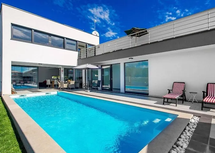 4 Bedrooms In Villa Marčana