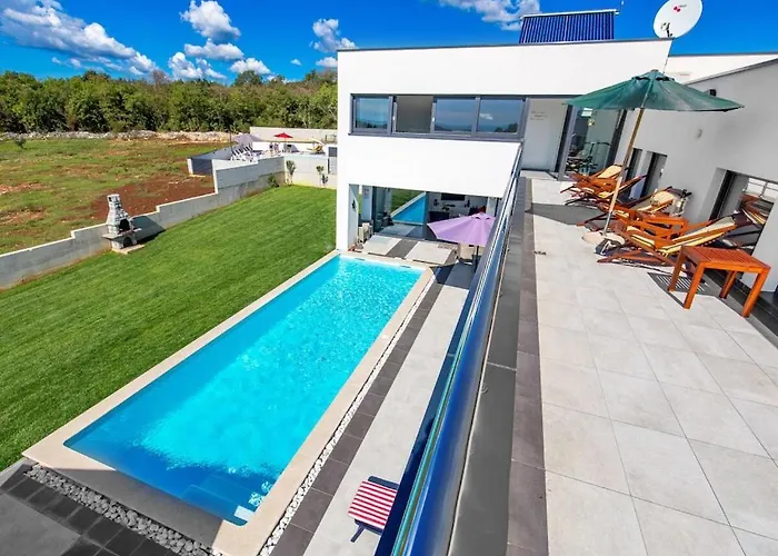 Villa 4 Bedrooms In *