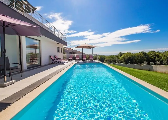 Villa 4 Bedrooms In *