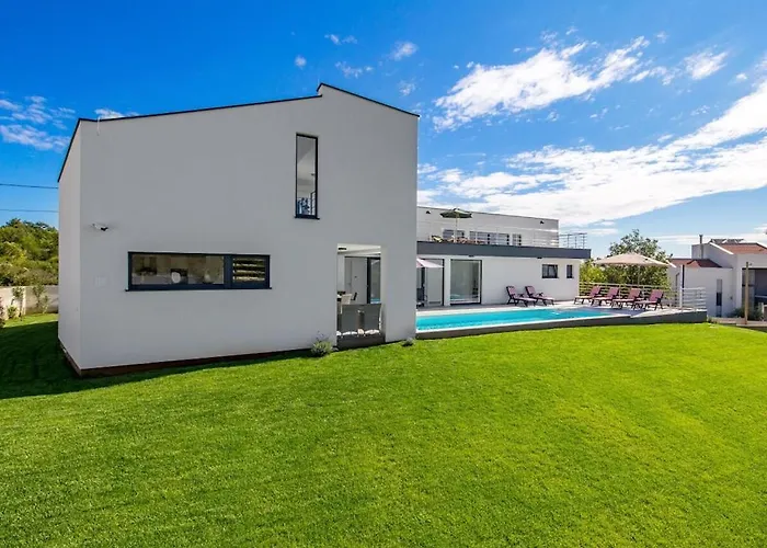 4 Bedrooms In Marčana