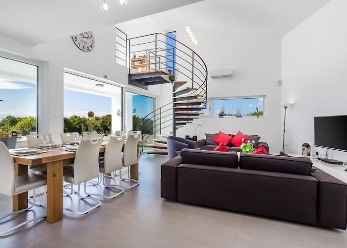 4 Bedrooms In Villa *