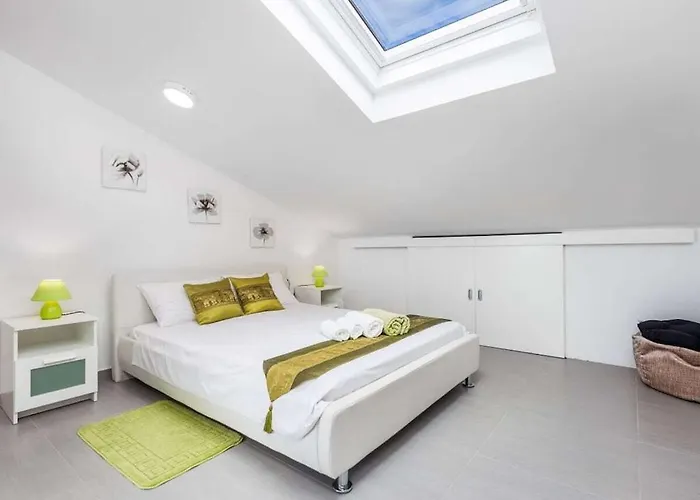 Villa 4 Bedrooms In *