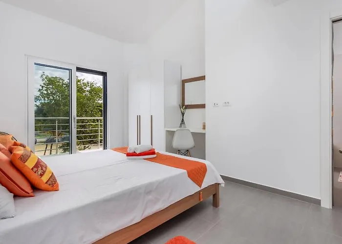 4 Bedrooms In Marčana